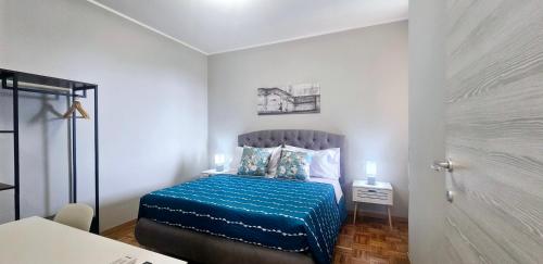 Dormitorio pequeño con cama con manta azul en Porta Mazzini Central Rooms en Bagnacavallo