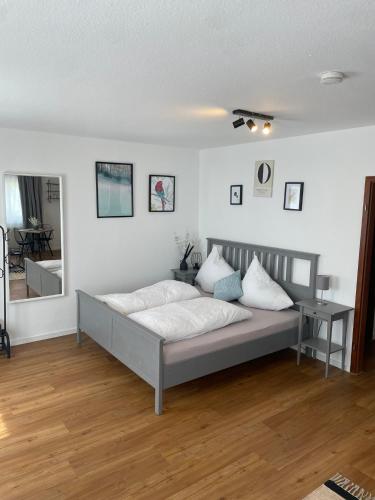 a bedroom with a bed in a room at Studio 76 - Apartment zentrale Lage ganze Wohnung in Friedrichshafen