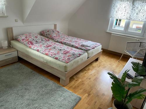 een slaapkamer met een bed in een kamer met een tapijt bij Ferienwohnung Emily in Friesenheim