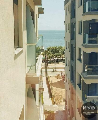 a view of the beach from between two buildings at NVD Residence Mamaia-NORD in Mamaia Sat/Năvodari