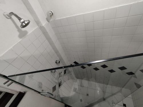 een badkamer met een glazen douche en een toilet bij Leme in Rio de Janeiro