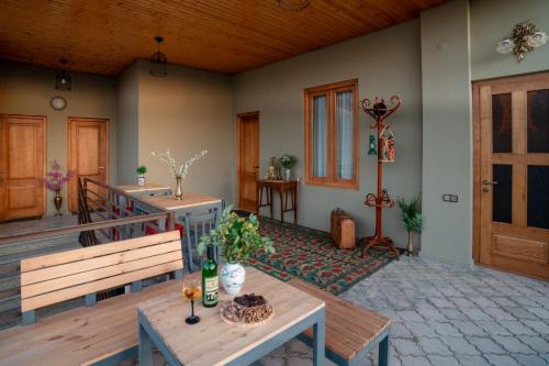 patio z 2 ławkami, stołem i drzwiami w obiekcie Hotel Tsinandali Memories w mieście Tsinandali