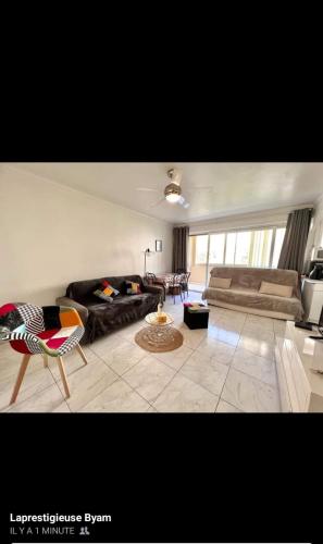 un salon avec un canapé et une table dans l'établissement STUDIO PORT FREJUS, à Fréjus