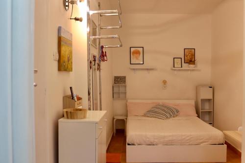 ロッカ・サン・ジョヴァンニにあるCasa vacanze Il Chicchinoの小さなベッドルーム(ベッド1台、デスク付)