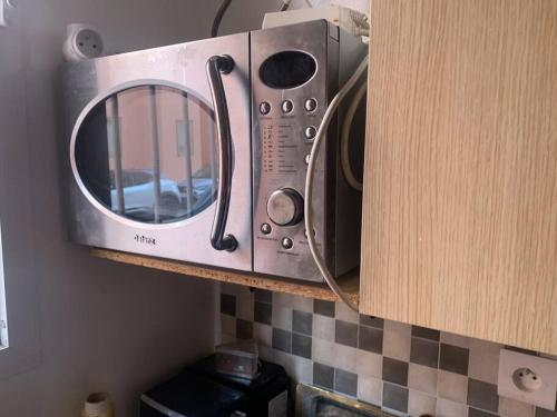 einen Toaster, der von einem Schrank in der Küche hängt in der Unterkunft Spacieux appartement 2 chambres 1 salon à 5 minute de l aéroport Marrakech Ménara in Marrakesch