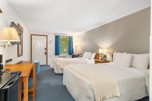 布蘭森的住宿－Autumn Creek Branson，酒店客房配有两张床和一张书桌
