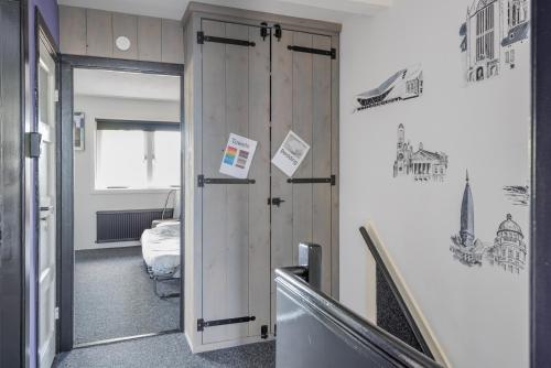 een hal met een deur naar een kamer met een slaapkamer bij Beautiful house n.Amsterdam, suitable for families in Hilversum