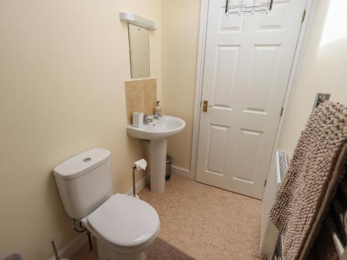 凱西克的住宿－Laal Field House，浴室配有白色卫生间和盥洗盆。