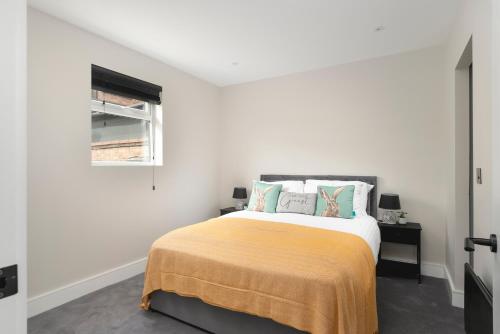 Tempat tidur dalam kamar di Skyvillion -COZY & AMAZING King 1Bed Apartment in London Cockfosters Mins to Tube