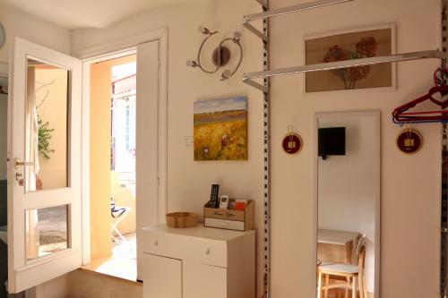 ロッカ・サン・ジョヴァンニにあるCasa vacanze Il Chicchinoのテーブル付きの部屋に開くドアのある部屋