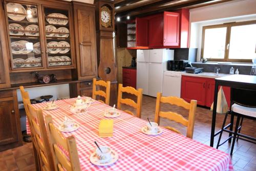 une cuisine avec une table et un chiffon de table rouge et blanc dans l'établissement Chalet Les Margagnes - Appartement dans Chalet Margagnes MAE-1631, à Saint-Gervais-les-Bains