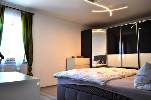een slaapkamer met een bed en een grote spiegel bij EG Das Familien-Apartment TOP 1 in Wenen