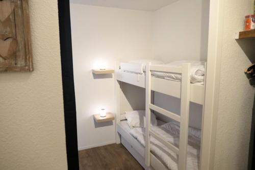 Cette chambre comprend un placard avec des lits superposés blancs. dans l'établissement Résidence Amethyste - Améthyste 1219 MAE-1641, à Mémontel