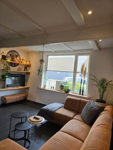 sala de estar con sofá y ventana grande en Tip Top Studio Vlissingen, en Vlissingen