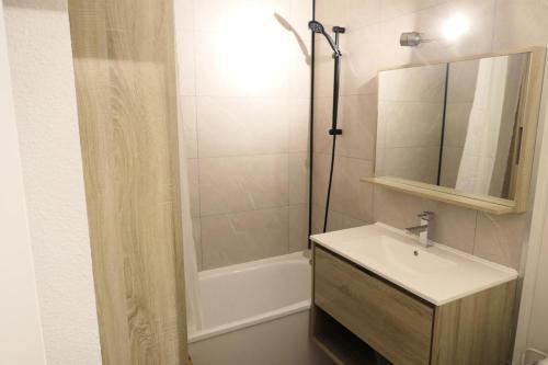 une salle de bain avec un lavabo et une douche avec un miroir dans l'établissement Résidence Amethyste - Améthyste 1219 MAE-1641, à Mémontel