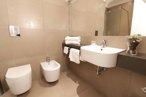La salle de bains est pourvue de toilettes et d'un lavabo. dans l'établissement Hotel Europa, à Naples