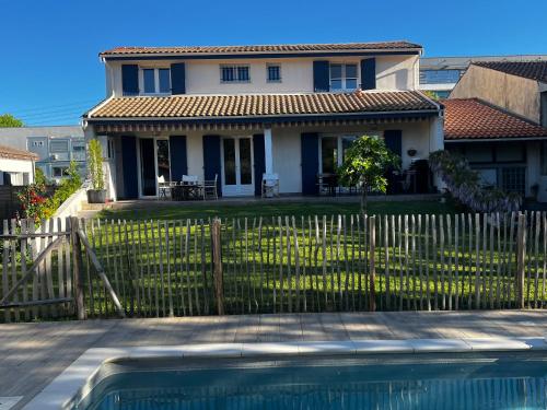 una casa con valla y piscina en Belle villa avec grande piscine 12 couchages 100m du tram, en Le Bouscat