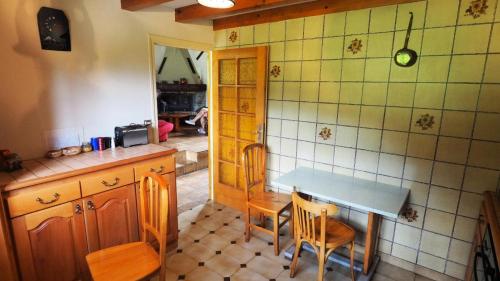 eine Küche mit einem Tisch und Stühlen im Zimmer in der Unterkunft Chalet Monin - Chalets pour 6 Personnes 671 in Modane
