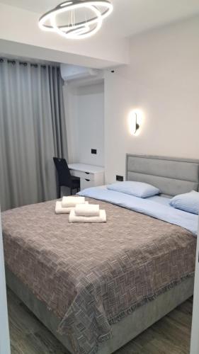 1 Schlafzimmer mit 2 Betten und Handtüchern auf dem Bett in der Unterkunft AIRHOTEL in Codru
