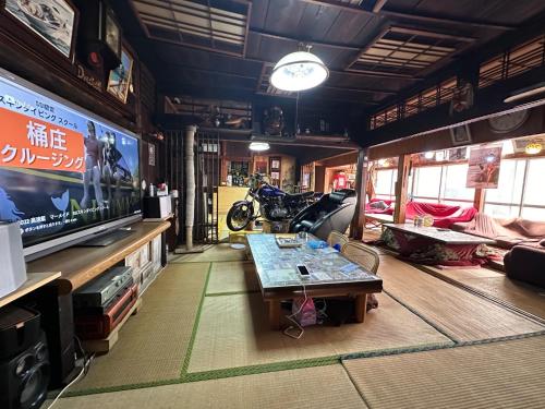 salon ze stołem i telewizorem w obiekcie OKESYOU - Vacation STAY 55986v w mieście Niijimamura