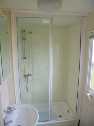Ένα μπάνιο στο Sealands Amethyst 6 Berth Free Wifi Access to the beach
