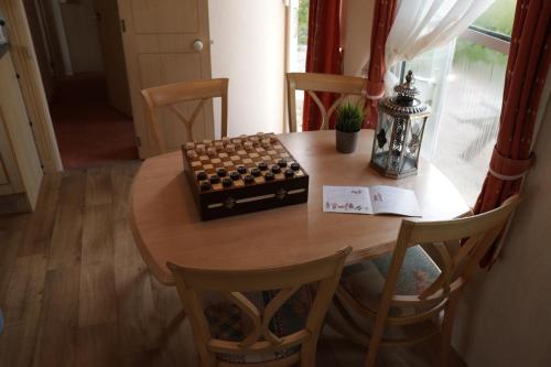 a table with a chess board on top of it at Kom heerlijk tot rust in Casa Debonair in Peperga