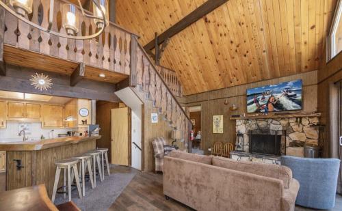 ein Wohnzimmer mit einem Sofa und einem Kamin in der Unterkunft ITH Big Bear Lake Hostel & Retreat Center in Big Bear Lake