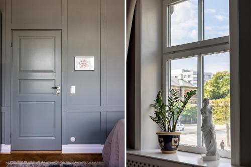 ein Zimmer mit einer Tür und einer Statue neben einem Fenster in der Unterkunft Luxurious Couples Smart Home in Malmö