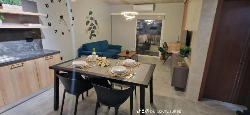 - une table à manger et des chaises dans le salon dans l'établissement B8 Luxury Suites- NEW just 2 mins from the beach, à San Pawl il-Baħar