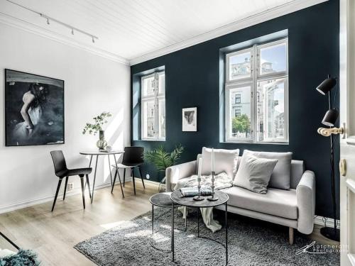 sala de estar con sofá y mesa en Cosy and modern apartment in the center of Bergen, en Bergen