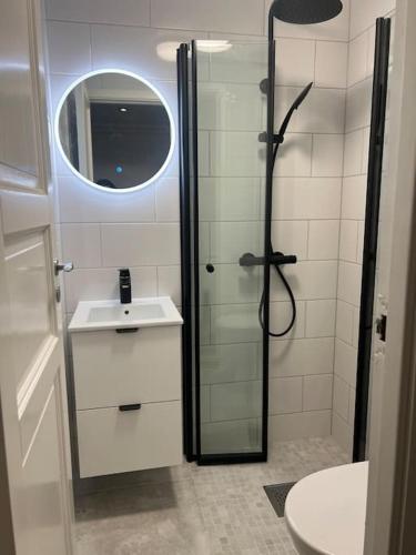 y baño con ducha y lavamanos. en Cosy and modern apartment in the center of Bergen, en Bergen