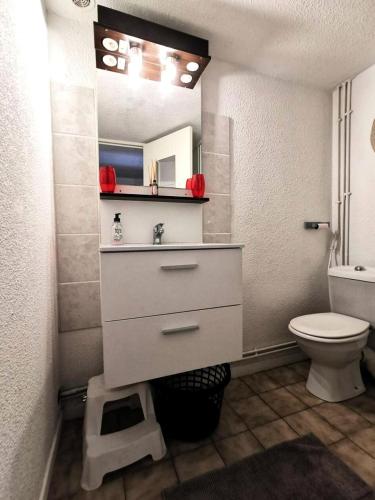une salle de bain blanche avec un lavabo et des toilettes dans l'établissement Résidence Pinede Du Golf - VILLA T1 CAB MEZZ 5 couchages PORT LEUCATE MAE-9531, à Leucate