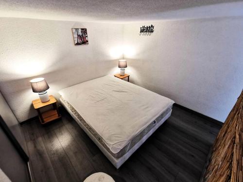 - une chambre avec un lit et deux lampes sur deux tables dans l'établissement Résidence Pinede Du Golf - VILLA T1 CAB MEZZ 5 couchages PORT LEUCATE MAE-9531, à Leucate