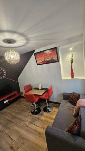 ein Wohnzimmer mit einem Sofa und einem Tisch in der Unterkunft Maisonnette Proche plage in Brest