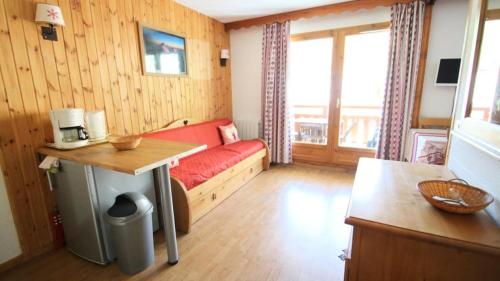 un salon avec un canapé rouge et une table dans l'établissement Résidence Parc Aux Etoiles - C307PAE - APPARTEMENT 2 CHAMBRES AVEC BALCON MAE-8724, à Narreyroux