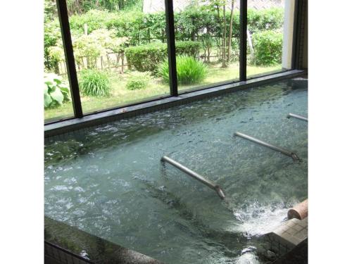Yuzawa的住宿－Akinomiya Sanso - Vacation STAY 46104v，浴缸里装满了水,有三个金属