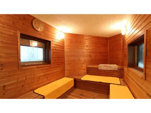 Yuzawa的住宿－Akinomiya Sanso - Vacation STAY 46104v，木房中设有2个长椅的桑拿浴室
