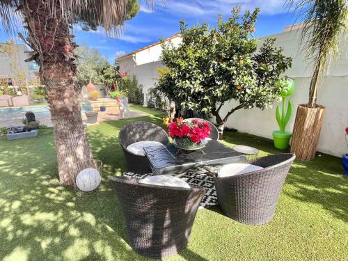 Photo de la galerie de l'établissement Grande Maison Climatisée avec Piscine, Jardin et BBQ à La Grande Motte - FR-1-716-63, à La Grande Motte