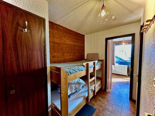 une chambre avec deux lits superposés dans une pièce dans l'établissement Charmant studio au cœur du village avec balcon, idéal pour 2-3 pers, proche commodités ! - FR-1-692-96, à La Chapelle-dʼAbondance