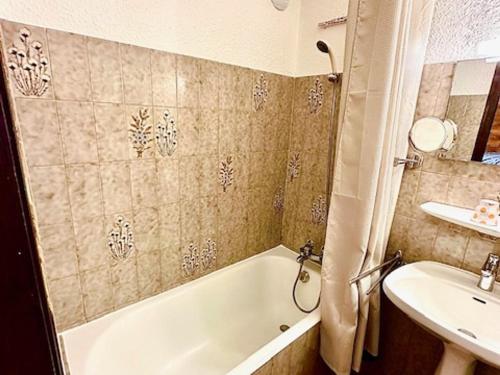 une salle de bain avec une baignoire blanche et un lavabo dans l'établissement Charmant studio au cœur du village avec balcon, idéal pour 2-3 pers, proche commodités ! - FR-1-692-96, à La Chapelle-dʼAbondance