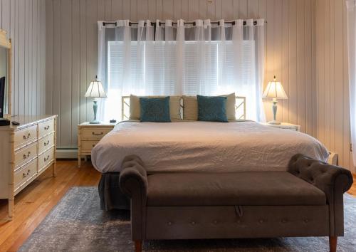 sypialnia z dużym łóżkiem i oknem w obiekcie William Henry Miller Inn w mieście Ithaca