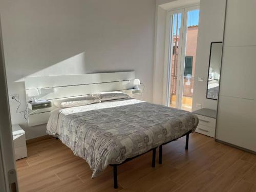 Schlafzimmer mit einem großen Bett mit Kopfteil in der Unterkunft Nel cuore della Tuscia, 4 posti letto. in Tuscania