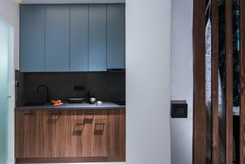 una cucina con lavello e piano di lavoro di Lotus Studios a Mália