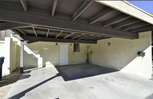 un aparcamiento vacío en un edificio con techo en Strip en Las Vegas