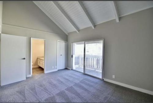 ラスベガスにあるStripのベッドと大きな窓が備わる空の部屋
