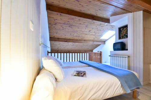 Letto o letti in una camera di Logis Hotel & Restaurant Bergeret Sport