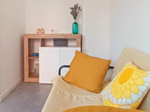 een woonkamer met een bank en een geel kussen bij CASA CHIANTI 47 in Mercatale Val Di Pesa