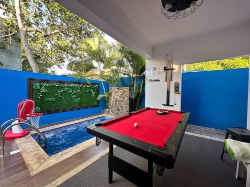 una mesa de billar en una habitación con piscina en LaPileta809, en La Romana