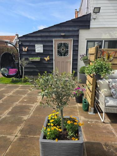 a house with a garden with flowers in front of it at Tip Top Studio Vlissingen in Vlissingen