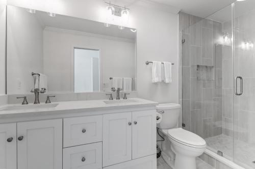 een badkamer met een toilet, een wastafel en een douche bij 62 Beach Club Villa in Isle of Palms